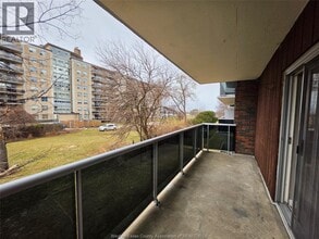 3905 Riverside Dr E in Windsor, ON - Building Photo - Building Photo