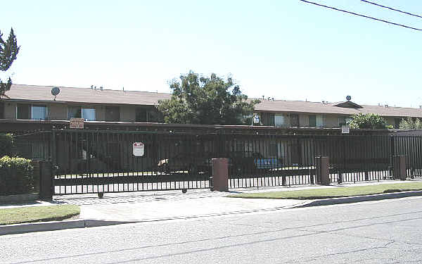 Cedar Home Apartments in Fresno, CA - Building Photo - Building Photo