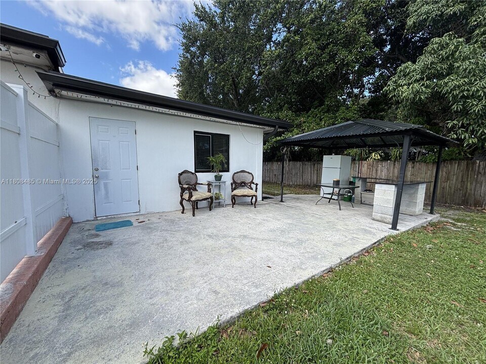 1055 NW 153rd St in Miami, FL - Building Photo
