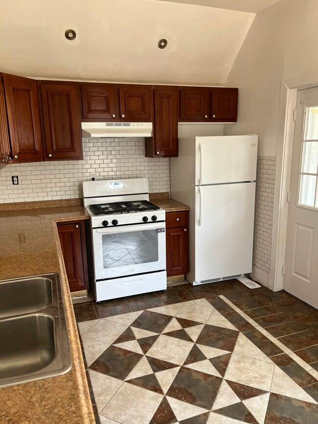 409 Woodward St, Unit 1sr floor