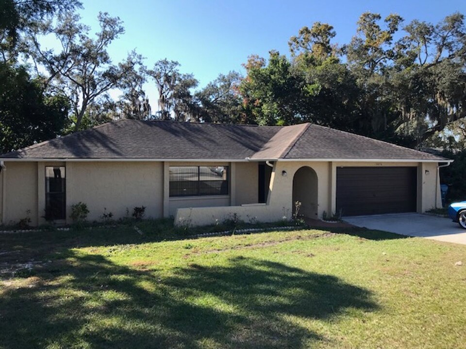 6076 Waycross Dr in Spring Hill, FL - Building Photo