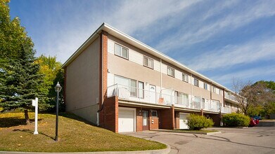 Cambrian Court in Calgary, AB - Building Photo - Building Photo
