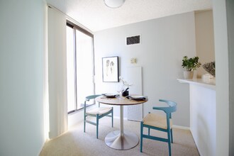 7 W Chicago Ave in Chicago, IL - Building Photo - Building Photo