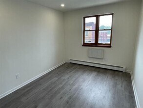 52-55 72nd St-Unit -2B in Queens, NY - Building Photo - Building Photo