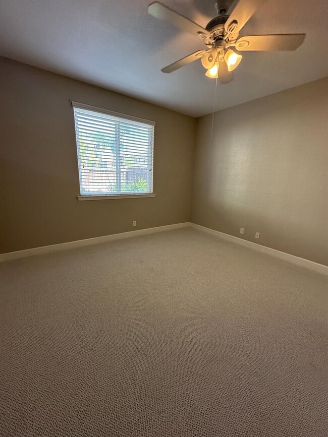 1055 N Perry Ave in Clovis, CA - Building Photo - Building Photo