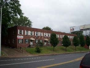 Marshall Gardens Apartments in Upper Darby, PA - Foto de edificio - Building Photo