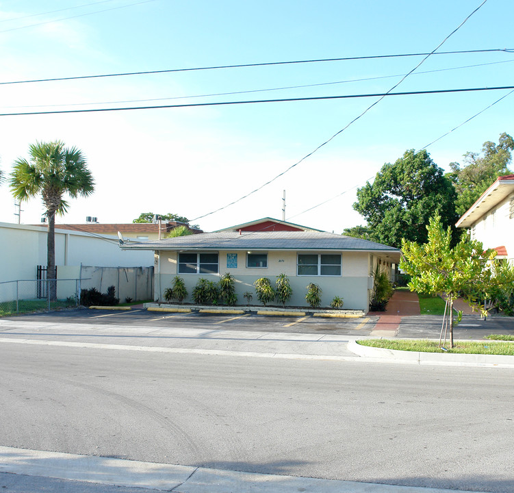 2070 NE 162nd St in Miami, FL - Foto de edificio