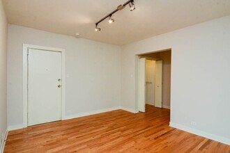 2425 N Kedzie in Chicago, IL - Foto de edificio - Building Photo