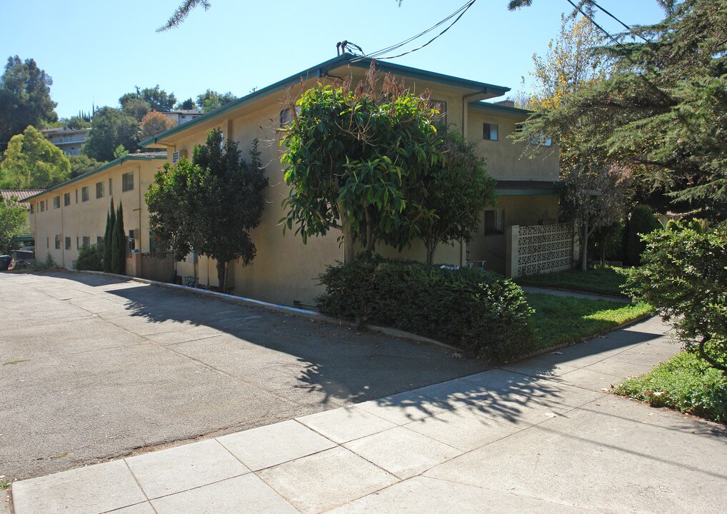 3930 Park Pl in Montrose, CA - Foto de edificio
