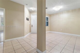 8562 NW 108th Ave in Doral, FL - Building Photo - Building Photo