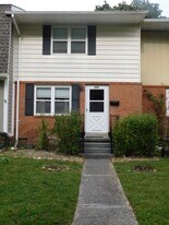 205 Moore Dr in Berryville, VA - Building Photo