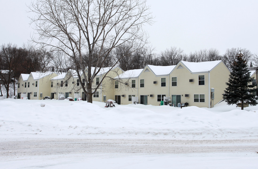 511 Dexter Dr in Long Lake, MN - Foto de edificio