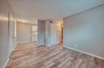 2735 Joyce Ave in Columbus, OH - Foto de edificio - Building Photo