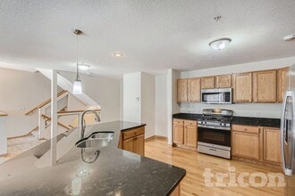 7010 S Park Dr in Savage, MN - Foto de edificio - Building Photo