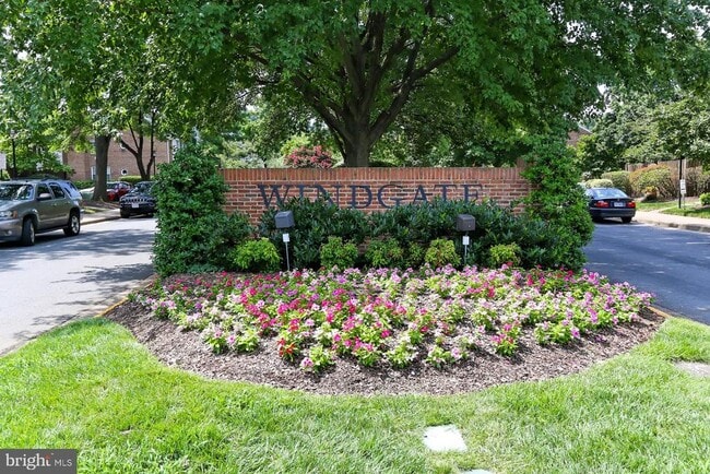 2582-C S Arlington Mill Dr in Arlington, VA - Building Photo - Building Photo