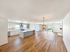 6377 Estrella Ave in San Diego, CA - Foto de edificio - Building Photo