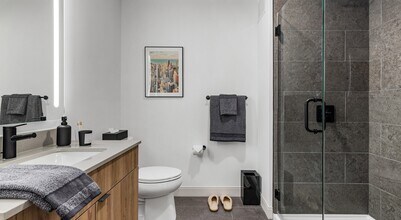 238 E Grand Ave in Chicago, IL - Foto de edificio - Building Photo