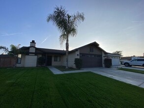 1005 Russell Ave in Bakersfield, CA - Foto de edificio - Building Photo