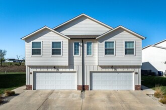 Clear Ridge Townhomes in Wichita, KS - Building Photo - Building Photo