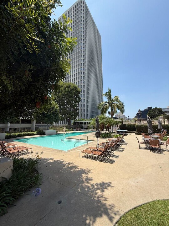 121 S Hope St in Los Angeles, CA - Building Photo