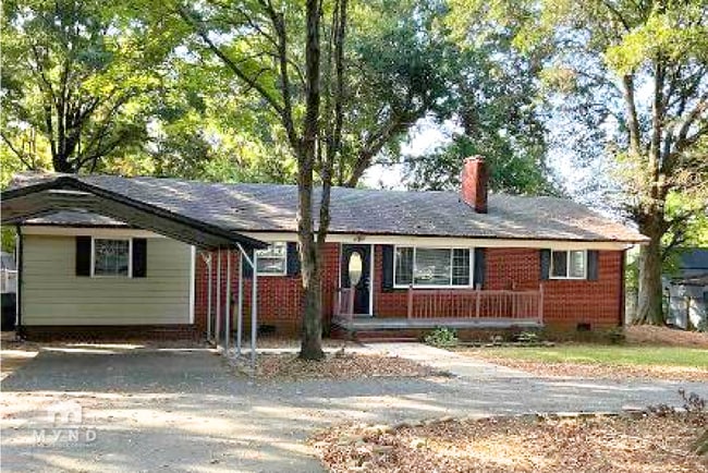 property at 3581 Travis Ln NW