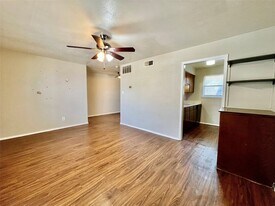 2526 W Prairie St, Unit 204 in Denton, TX - Building Photo
