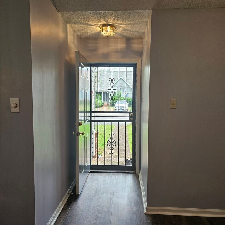 5527 Ginners Dr in Memphis, TN - Building Photo