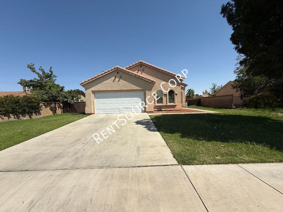 343 E Ave J 8 in Lancaster, CA - Foto de edificio