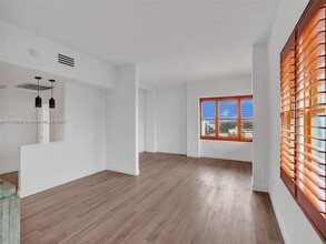 2421 Lake Pancoast Dr in Miami Beach, FL - Building Photo - Building Photo
