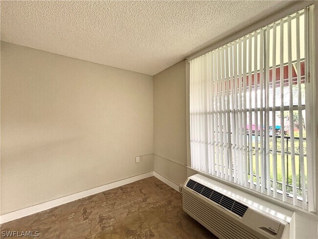 2555 Tamiami Trail N in Naples, FL - Building Photo - Building Photo