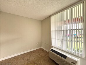 2555 9th St N in Naples, FL - Foto de edificio - Building Photo