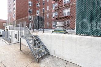 136-04 Main St in Flushing, NY - Building Photo - Building Photo
