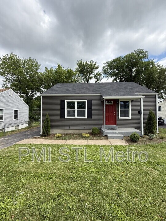 8051 Airport Rd in Berkeley, MO - Foto de edificio