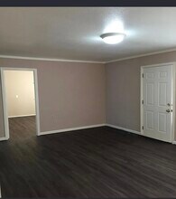 68 South 5th Street in Creswell, OR - Building Photo - Building Photo