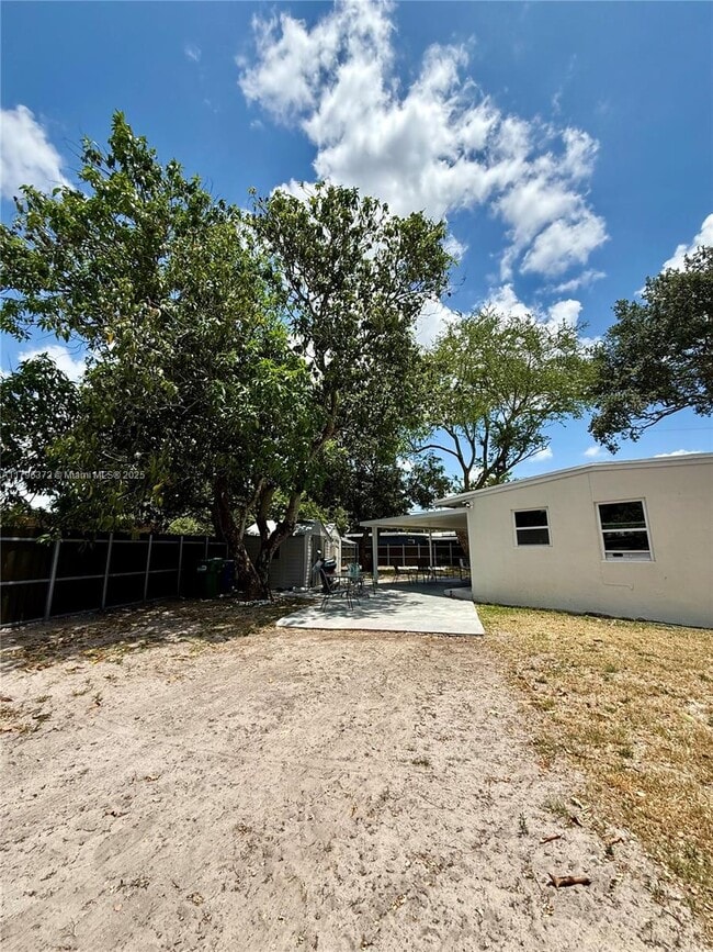 12801 Westview Dr in Miami, FL - Foto de edificio - Building Photo