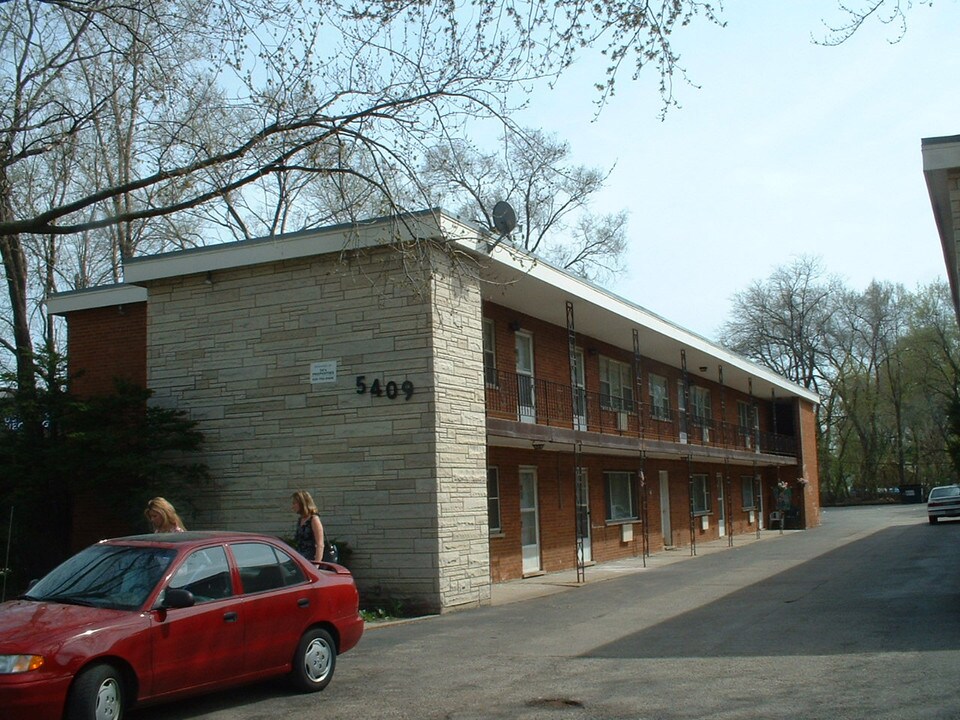 5409-5413 Saint Charles Rd in Berkeley, IL - Building Photo