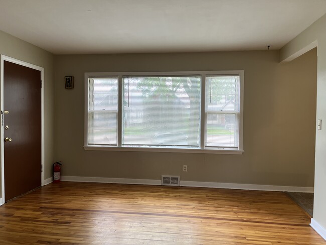 338 E Oklahoma Ave, Unit 1 in Milwaukee, WI - Foto de edificio - Building Photo