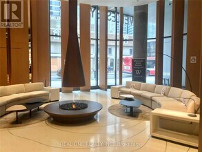 11 Wellesley St W in Toronto, ON - Building Photo - Building Photo