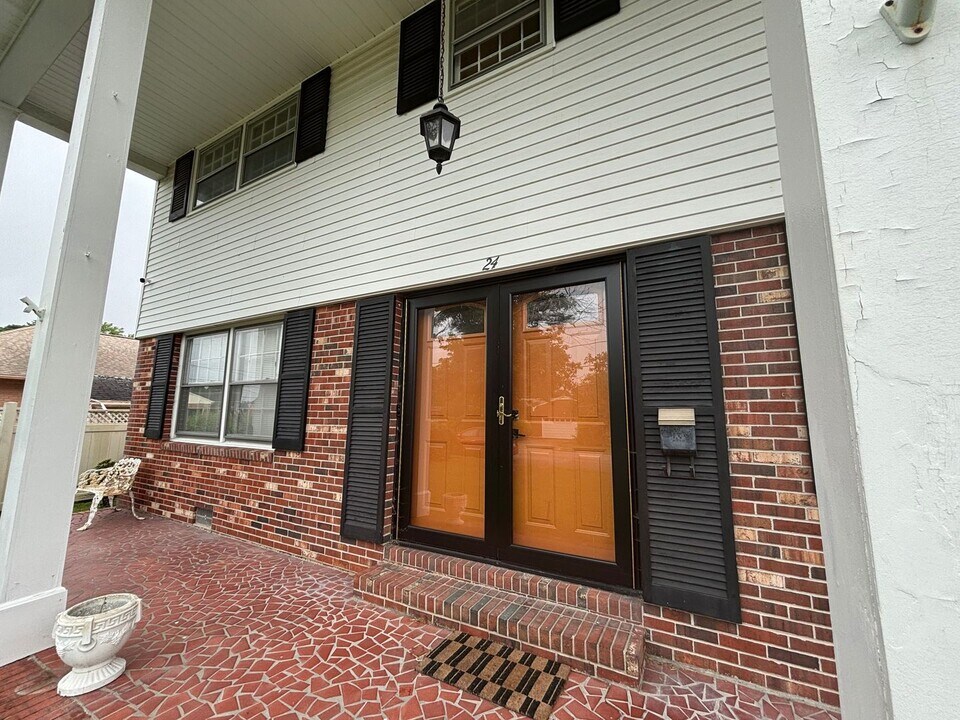 24 Bohnert Dr in Hampton, VA - Building Photo