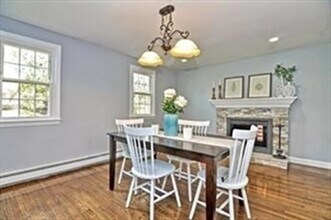 16 Oak Hill Rd in Wayland, MA - Foto de edificio - Building Photo