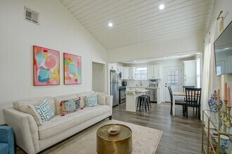 704 Metairie Lawn Dr in Metairie, LA - Building Photo - Building Photo
