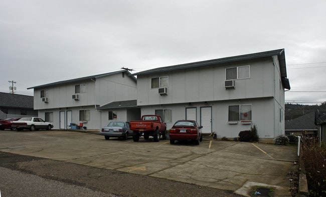 1297 NW Ellan St in Roseburg, OR - Building Photo - Building Photo