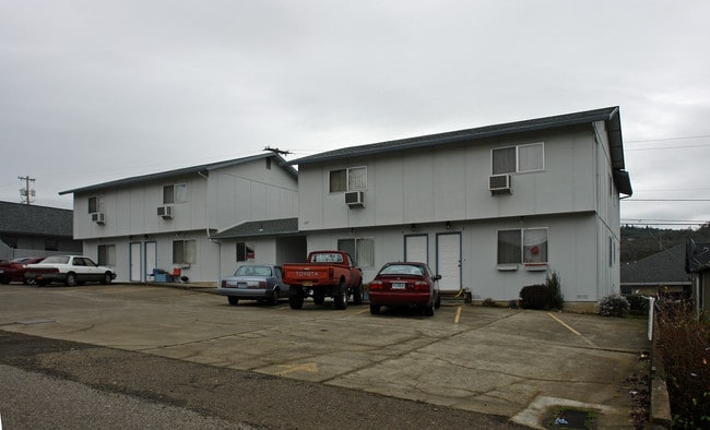 1297 NW Ellan St in Roseburg, OR - Foto de edificio - Building Photo