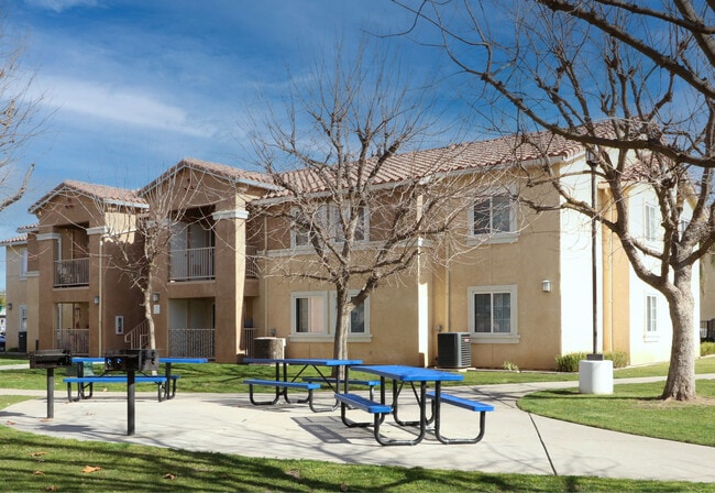 Villas Santa Fe in Delano, CA - Foto de edificio - Building Photo