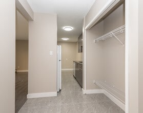 Oliver Manor in Edmonton, AB - Building Photo - Building Photo