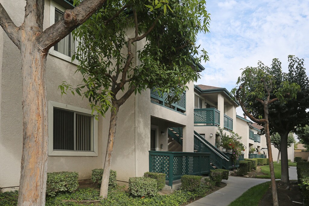Summerhill Village Apartments in Anaheim, CA