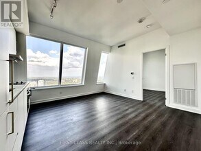 8 Wellesley St W in Toronto, ON - Building Photo - Building Photo