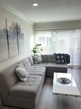 355 N Maple St, Unit 227 in Burbank, CA - Foto de edificio - Building Photo