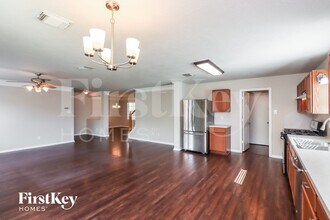 7811 Brookfield St in Baytown, TX - Foto de edificio - Building Photo