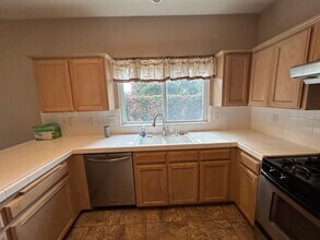 821 W Packwood Ct in Visalia, CA - Building Photo - Building Photo